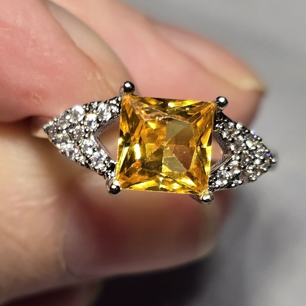 Elegant Gold and Silver Women's Ring